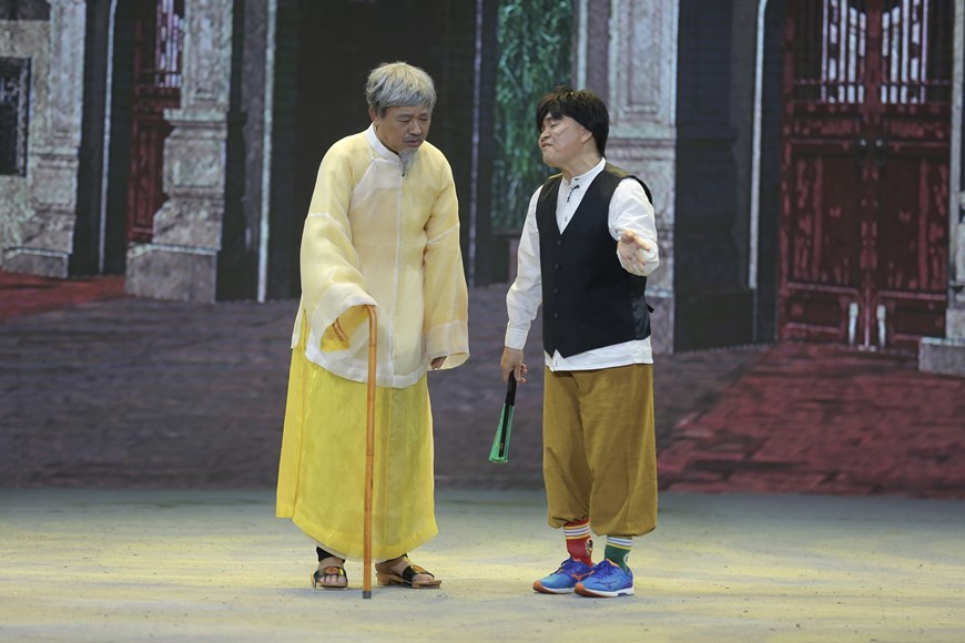  L’acteur Quoc Khanh (à gauche) joue le rôle de Lao Hac (père Hac).