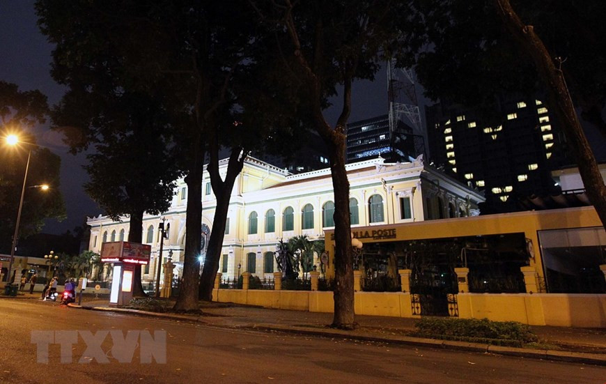  Le message ''Cœur au même rythme - nous nous associons à la lutte contre l’épidémie'' de l’InterContinental Saigon, rue Hai Ba Trung, dans le 1er arrondissement. Photo: VNA