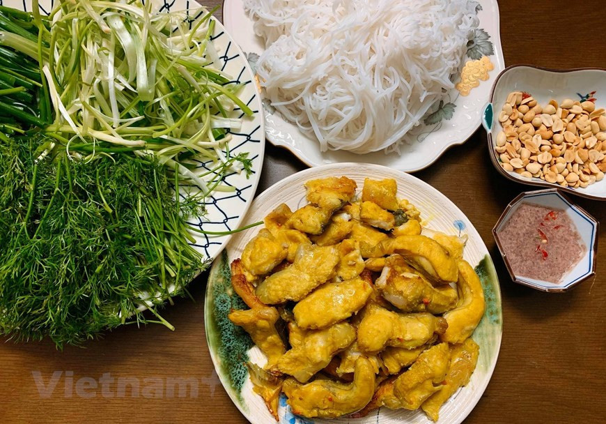  Originaire de Hanoï – la capitale, le cha ca a son propre histoire qui remonte au temps colonial. Pour les plus vieux habitants du vieux quartier, ce plat doit sa réputation à la famille des Doan résidant au 14 rue Hang Son ou rue de la Peinture. Les hôtes hébergent les patriotes et les régalent souvent un plat maison, le cha ca. D’où la naissance du fameux restaurant et personne ne sait exactement depuis quand la rue est rebaptisée Cha ca. Aujourd’hui, on trouve ces restaurants à chaque coin de rue du Vieux quartier. Son goût authentique provient du gras de la viande de poisson qui s’harmonise avec les arômes des herbes aromatiques spécifiques au Vietnam que sont l’aneth, la ciboulette, la coriandre et le basilic thaï. Photo : Vietnamplus