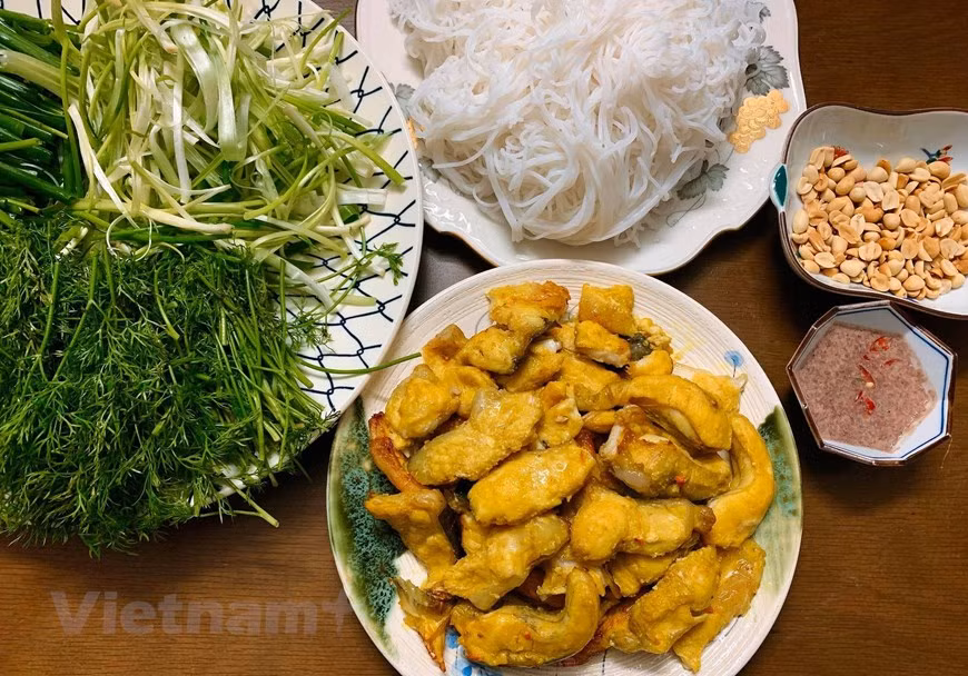  Originaire de Hanoï – la capitale, le cha ca a son propre histoire qui remonte au temps colonial. Pour les plus vieux habitants du vieux quartier, ce plat doit sa réputation à la famille des Doan résidant au 14 rue Hang Son ou rue de la Peinture. Les hôtes hébergent les patriotes et les régalent souvent un plat maison, le cha ca. D’où la naissance du fameux restaurant et personne ne sait exactement depuis quand la rue est rebaptisée Cha ca. Aujourd’hui, on trouve ces restaurants à chaque coin de rue du Vieux quartier. Son goût authentique provient du gras de la viande de poisson qui s’harmonise avec les arômes des herbes aromatiques spécifiques au Vietnam que sont l’aneth, la ciboulette, la coriandre et le basilic thaï. Photo : Vietnamplus 