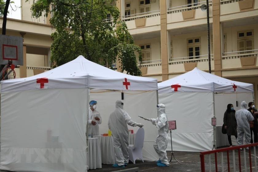  Le président du Comité populaire de Hanoï Nguyen Duc Chung a demandé au service municipal de la Santé d'installer dix points de dépistage rapide du coronavirus. La priorité est accordée aux patients et aux membres de leur famille qui ont été examinés et traités à l'Hôpital Bach Mai.