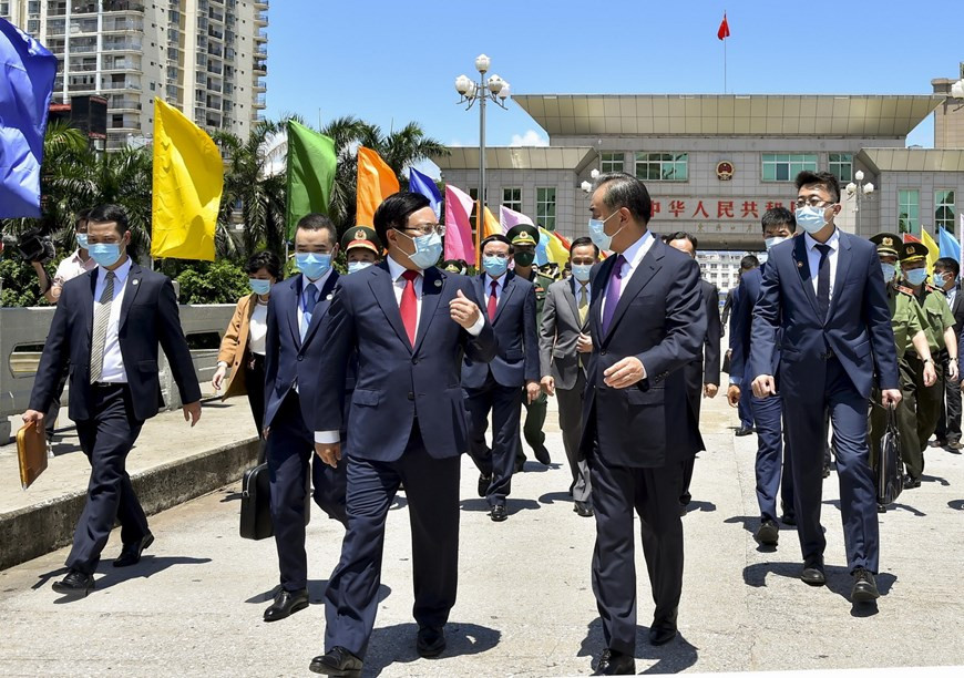  Une cérémonie a eu lieu le 23 août aux postes frontaliers internationaux de Mong Cai (Vietnam) et de Dongxing (Chine) pour marquer le 20e anniversaire de la signature du Traité sur la frontière terrestre et le 10e de la mise en œuvre de trois documents juridiques sur la frontière terrestre Vietnam-Chine.