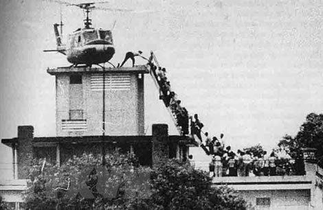 Des Américains quittent le Vietnam par hélicoptère sur le toit d'un immeuble près de l'ambassade des Etats-Unis à Saigon, le 29 avril 1975.