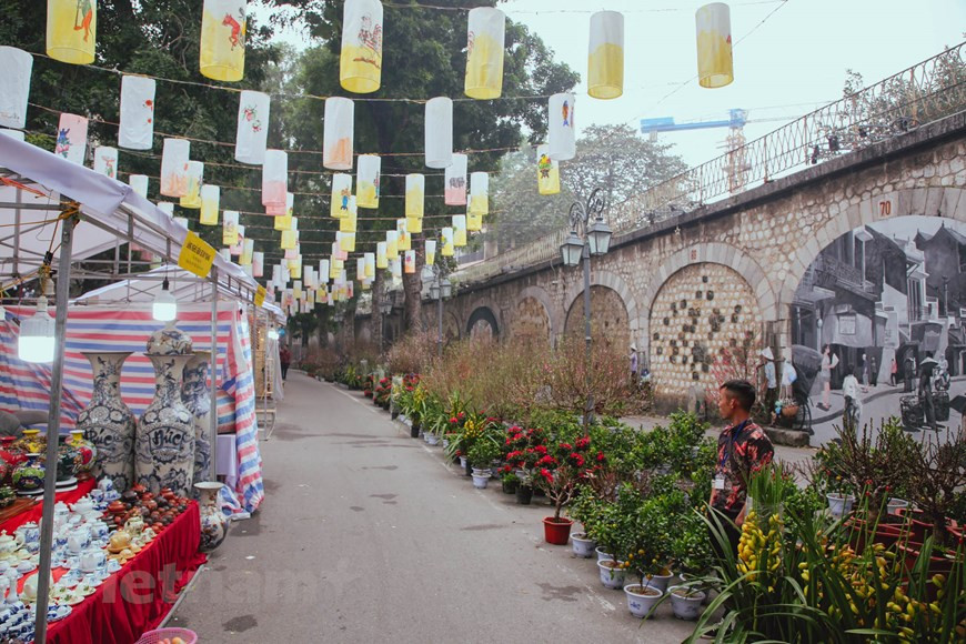  En plus d'organiser le marché aux fleurs du Têt, depuis 2018, l’arrondissement de Hoàn Kiêm organise chaque année des activités culturelles et artistiques le long des arches de la voie ferrée dans la rue Phùng Hung pour créer une belle atmosphère du Têt. Beaucoup de gens ont commencé à vendre des fleurs depuis le début du mois. Elles sont sélectionnées avec soin car elles doivent fleurir le premier jour du Têt. Glaïeul, dahlia, violette, fleurs de pêchers et arbres kumquat, entre autres. Toutes sortes de fleurs traditionnelles se trouvent sur le marché Hang Luoc. Beaucoup de gens viennent simplement admirer la beauté des plantes et profiter de l'atmosphère du Têt. 