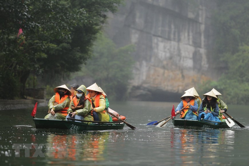  Classé en juin 2014 au patrimoine culturel et naturel mondial de l'UNESCO, le complexe paysager de Trang An est un spectaculaire paysage de pitons karstiques sillonné de vallées, pour certaines immergées, et encadré de falaises.