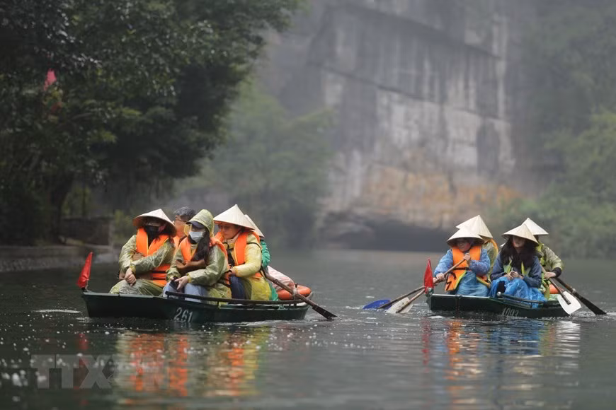  Classé en juin 2014 au patrimoine culturel et naturel mondial de l'UNESCO, le complexe paysager de Trang An est un spectaculaire paysage de pitons karstiques sillonné de vallées, pour certaines immergées, et encadré de falaises. 