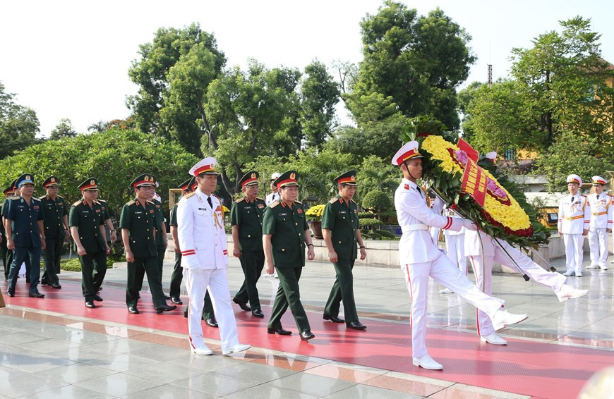  Une délégation de la Commission militaire centrale et du ministère de la Défense dépose une gerbe pour commémorer les Héros morts pour la Patrie.