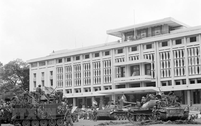  Les tanks de l’Armée de libération devant le Palais présidentiel de Saigon, le 30 avril.