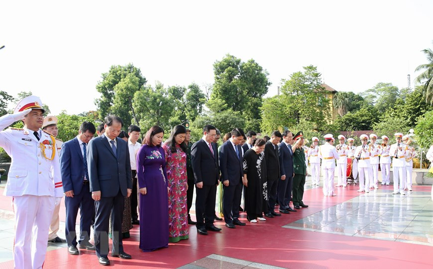  Une délégation du Comité du Parti, du Conseil populaire, du Comité populaire, du Comité du Front de la Patrie de Hanoï dépose une gerbe pour commémorer les Héros morts pour la Patrie. 
