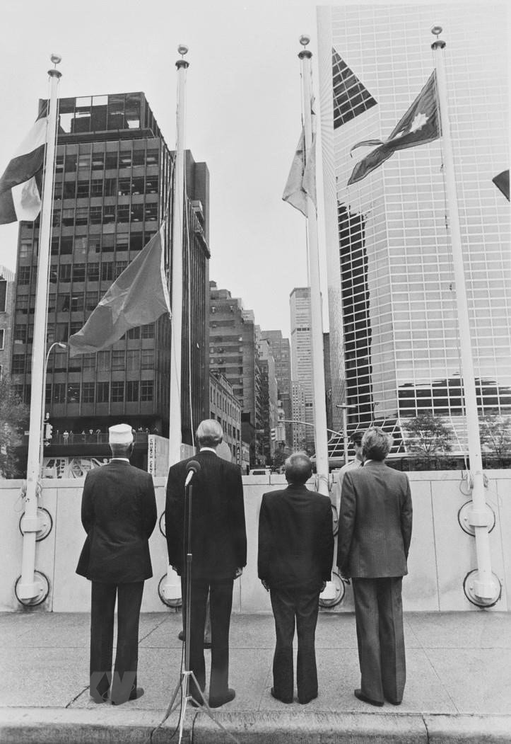  La cérémonie de lever du drapeau vietnamien au siège de l’ONU le 20 septembre 1977 a marqué le fait que le Vietnam était officiellement devenu membre de la plus grande organisation de la planète.