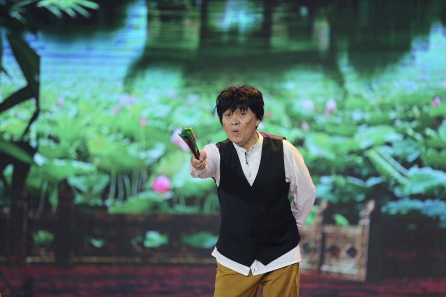  L'artiste Xuan Hinh incarne Chi Pheo. 'Chi Pheo' Xuan Hinh interprète de nombreuses chansons pleines d’esprit.