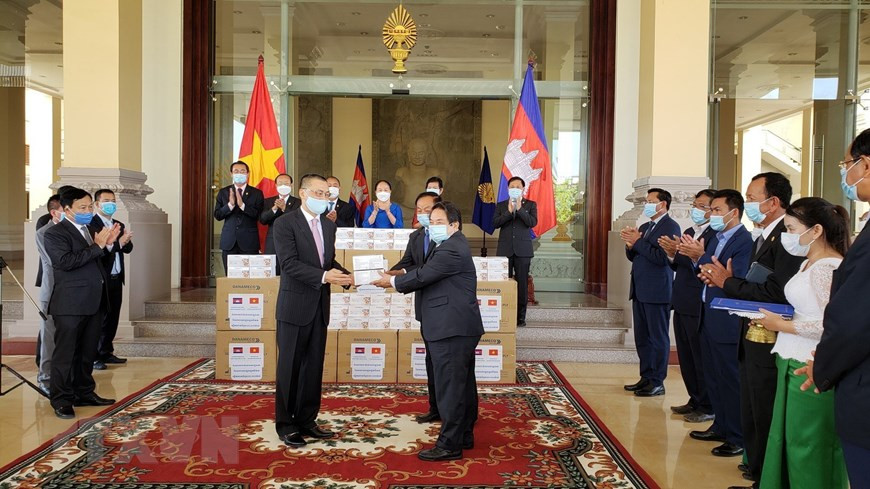  Le 20 mai, à Phnom Penh, l’ambassadeur du Vietnam au Cambodge, Vu Quang Minh, a remis des masques médicaux qui sont des cadeaux de l’Assemblée nationale du Vietnam, à l’Assemblée nationale et au peuple du Laos. 