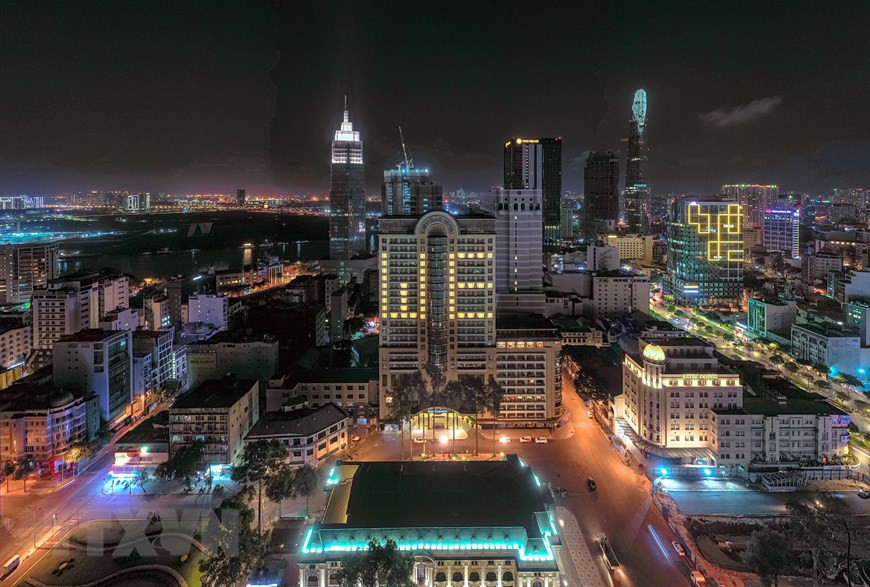  Caravelle Saigon, dans la rue de Dong Khoi Street, 1er arrondissement, avec le message amical ''WE - nous nous unissons pour vaincre la maladie''. Photo: VNA