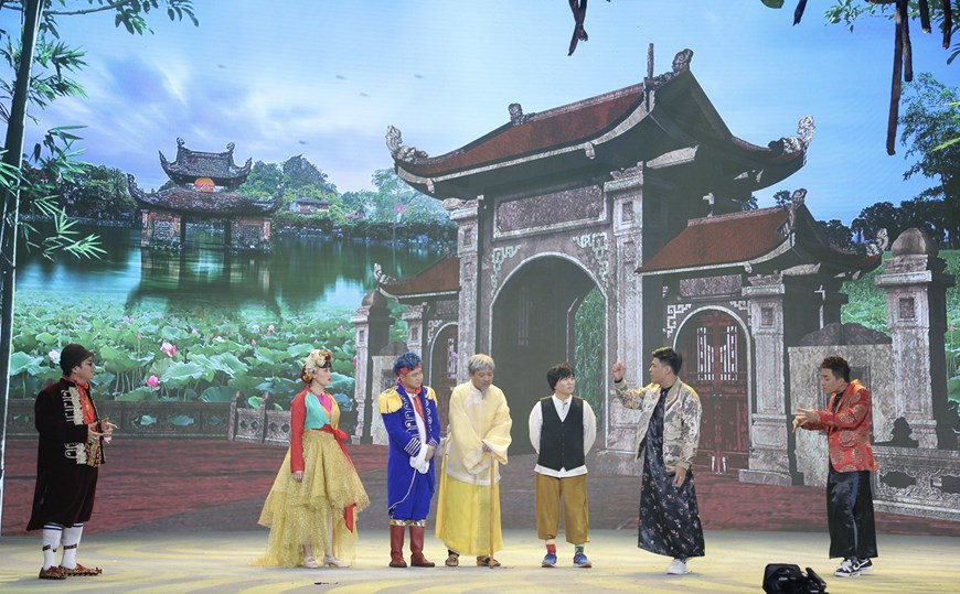  Le programme décrit le village de Vu Dai dans une nouvelle de l’écrivain Kim Lan, à la période d'intégration avec la volonté de développer le tourisme et l'économie pour changer la physionomie du village, la vie des gens...