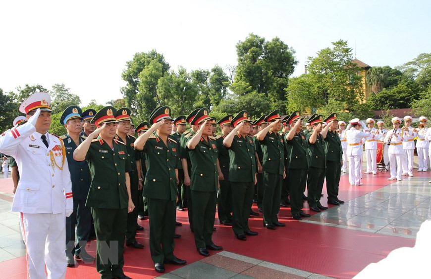  Une délégation de la Commission militaire centrale du Parti et du ministère de la Défense dépose une gerbe pour commémorer les Héros morts pour la Patrie.