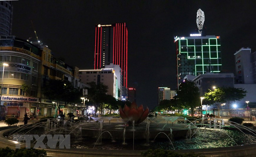  Visage souriant (coin droit) sur le bâtiment Bitexco, rue Hai Trieu, dans le 1er arrondissement. Photo: VNA