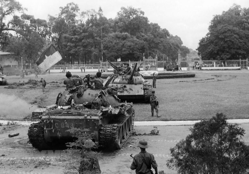  Les tanks de l’Armée de libération pénètrent dans l'enceinte du Palais présidentiel de Saigon, dernier bastion du régime fantoche, le 30 avril.