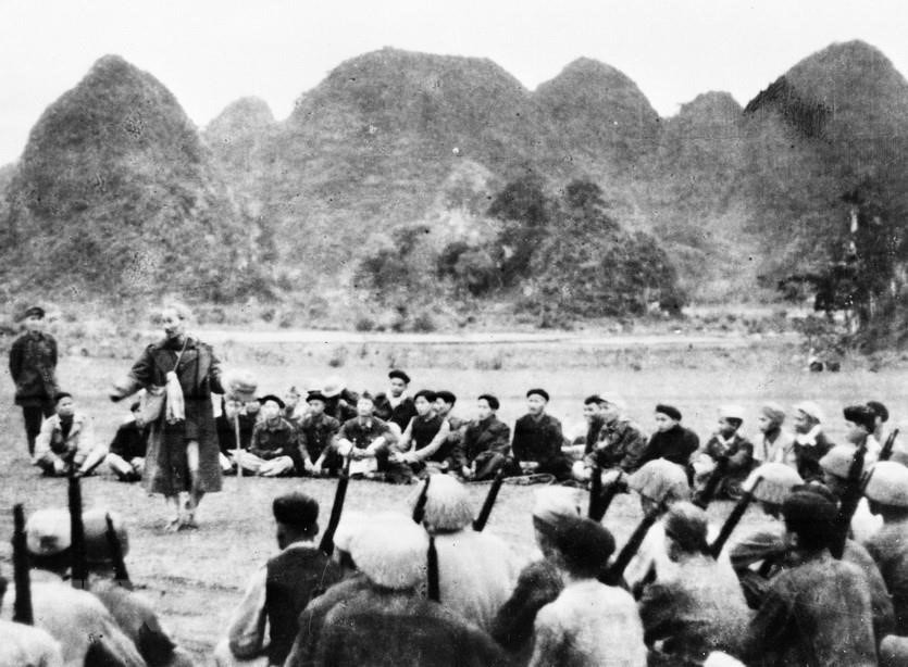  Le Président Ho Chi Minh rencontre des soldats de la province de Cao Bang, qui ont remporté des réalisations lors de la campagne des frontières en 1950.