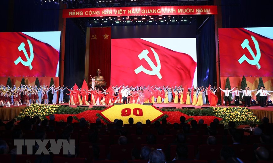 Un numéro artistique lors de la cérémonie marquant le 90e anniversaire du Parti communiste du Vietnam.