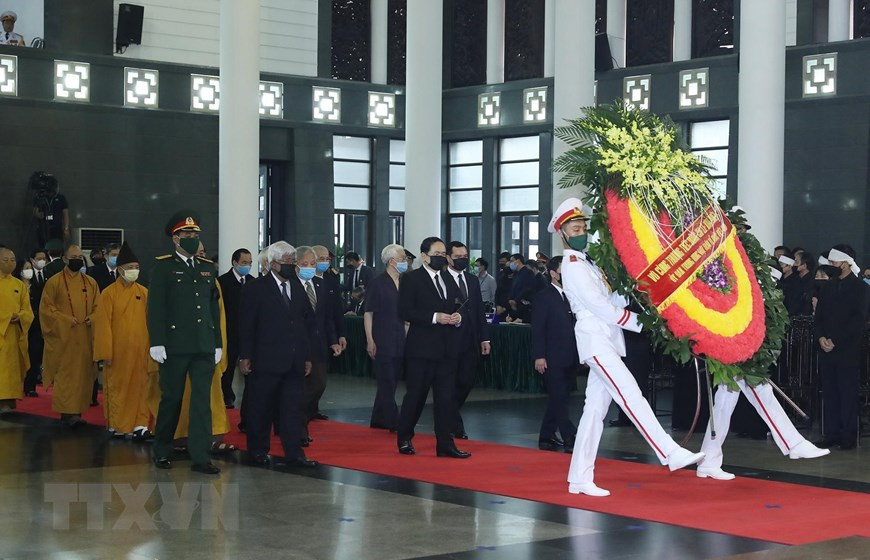  La délégation du Comité central du Front de la Patrie du Vietnam conduite par son président Trân Thanh Mân rend hommage à l’ancien secrétaire général du Parti Lê Kha Phiêu. 