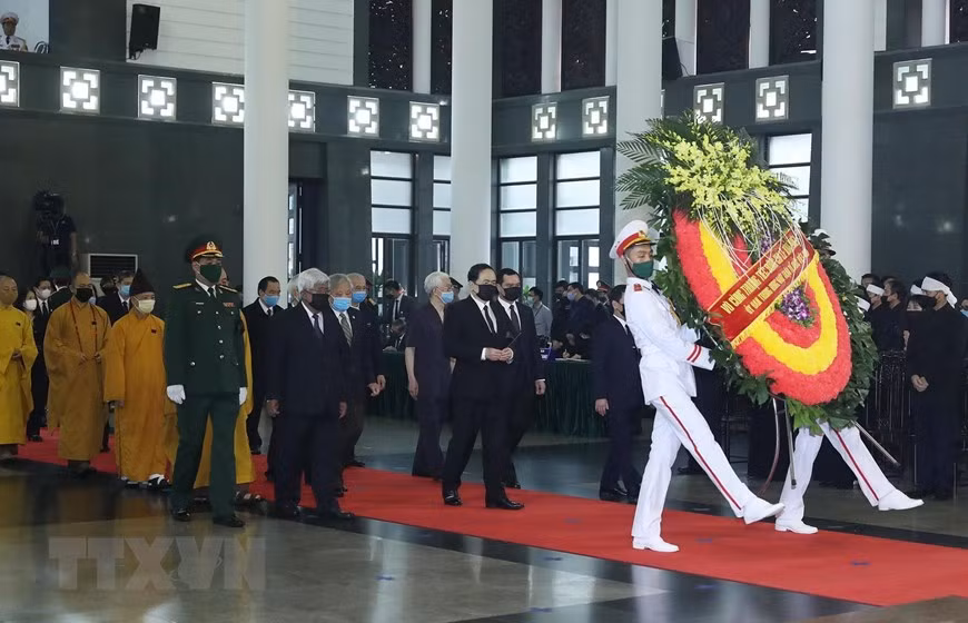  La délégation du Comité central du Front de la Patrie du Vietnam conduite par son président Trân Thanh Mân rend hommage à l’ancien secrétaire général du Parti Lê Kha Phiêu. 