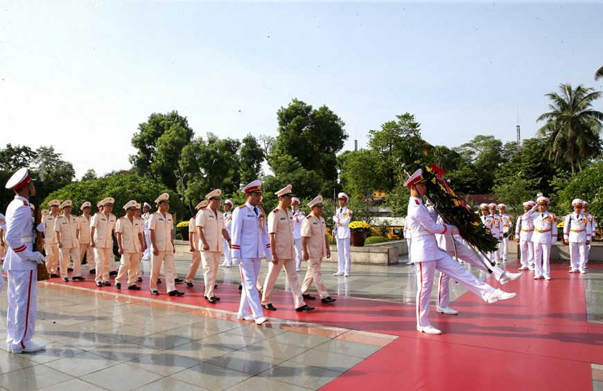  Une délégation du Comité central du Parti pour la Police et du ministère de la Sécurité publique dépose une gerbe pour commémorer les Héros morts pour la Patrie.