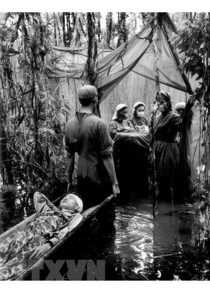  Vo An Khanh a reçu le prix d'État en 2006 avec ''Station médicale militaire ambulante''.