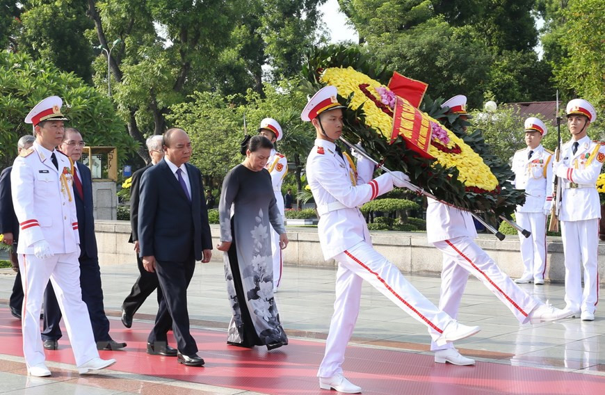  Une délégation du Parti et de l'État dépose une gerbe de fleurs pour commémorer les Héros morts pour la Patrie.