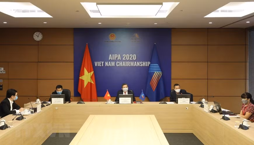  Le président de la Commission des relations extérieures de l’Assemblée nationale, Nguyen Van Giau, a présidé le 21 avril à une visioconférence sur le rôle du Parlement dans la coopération internationale face à la pandémie de COVID-19. 