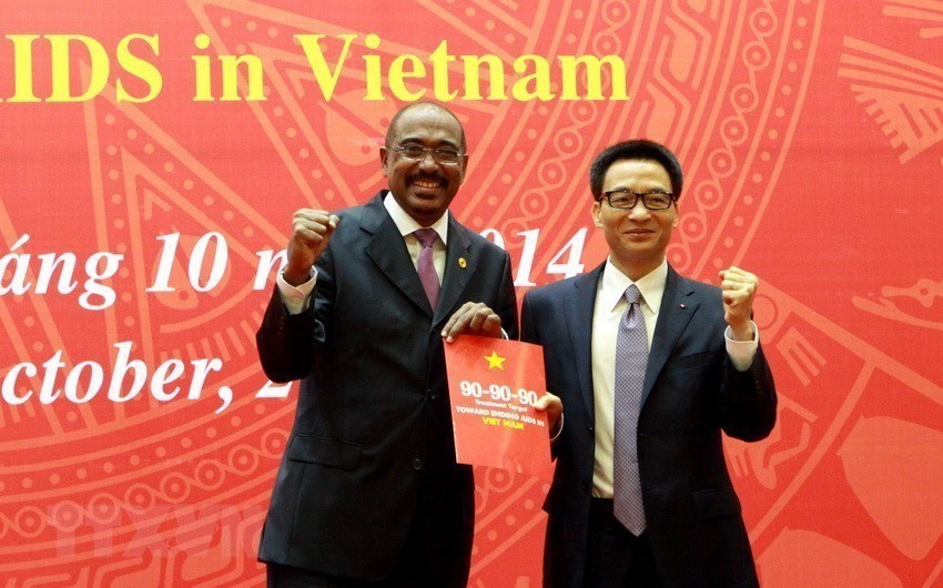  Le Vietnam est le premier pays d'Asie-Pacifique à s'engager à remplir l'objectif 90-90-90 de l'ONUSIDA sur le dépistage et le traitement du VIH, en vue de mettre fin à l'épidémie de VIH/ Sida d'ici 2030. Le 25 octobre 2014, à Hanoï, le vice-Premier ministre Vu Duc Dam (droite) et le secrétaire général adjoint de l’ONU, Michel Sidibe, se sont engagés à atteindre l'objectif 90-90-90 de mettre fin à l'épidémie de VIH / SIDA au Vietnam. 