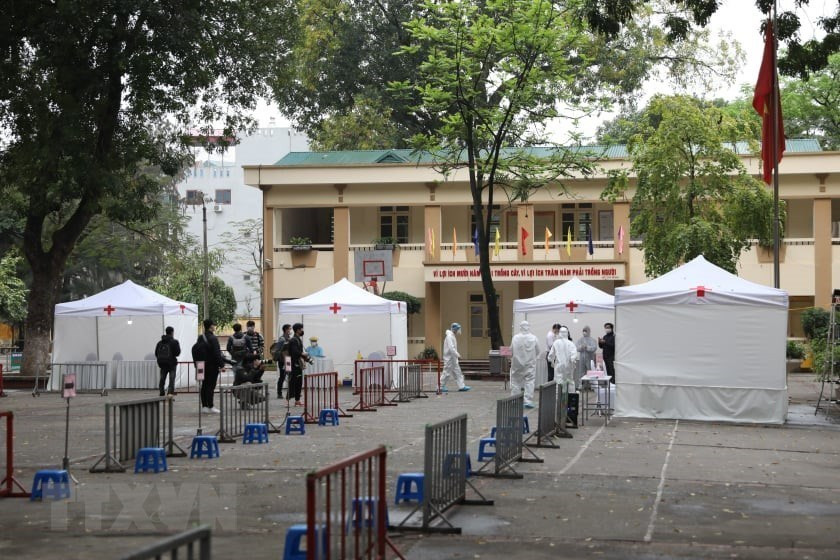 Point de dépistage rapide à l'école secondaire de Dong Da, à Hanoï. 