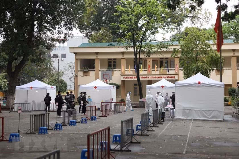 Point de dépistage rapide à l'école secondaire de Dong Da, à Hanoï. 