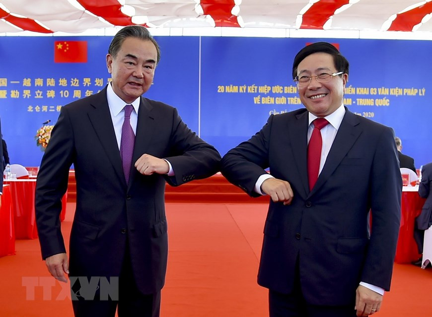  Le vice-Premier ministre et ministre des Affaires étrangères, Pham Binh Minh (droite) et le conseiller d’Etat et ministre chinois des Affaires étrangères, Wang Yi, lors de la cérémonie.