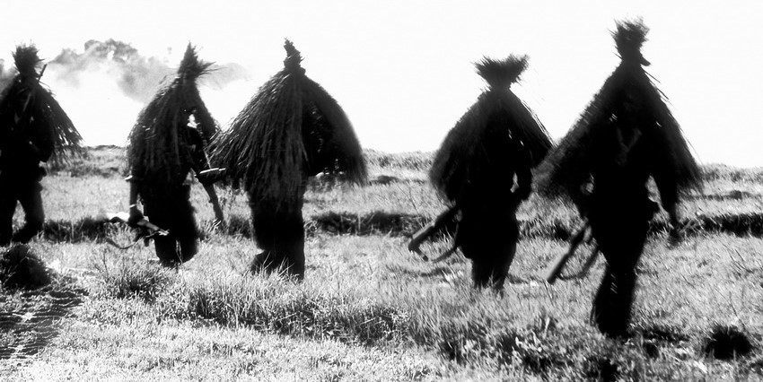  L'auteur Vu Thanh Phong s’est vu attribuer le Prix d'État en 2006 pour sa photo ''les guérilleros en camouflage de paille s'approchent de l'ennemi''.