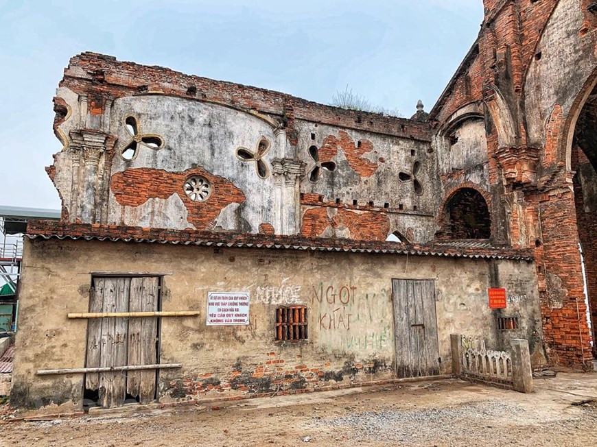  L'église Trai Tim (Cœur) de la paroisse de Xuong Dien, dans la commune de Hai Ly, district de Hai Hau, province de Nam Dinh, a été construite en 1927. Elle est considérée comme un lieu de beauté charmante attrayant pour les touristes et photographes. Il y a plus de dix ans, la paroisse de Xuong Dien dans la commune de Hai Ly, district de Hai Hau, province de Nam Dinh, a souffert d'une érosion côtière intense qui a sérieusement endommagé son église Trai Tim (Cœur). Pour protéger la zone, la province de Nam Dinh a construit un réseau de digues solides, faisant de Xuong Dien une attraction touristique. Photo: Vietnamplus 