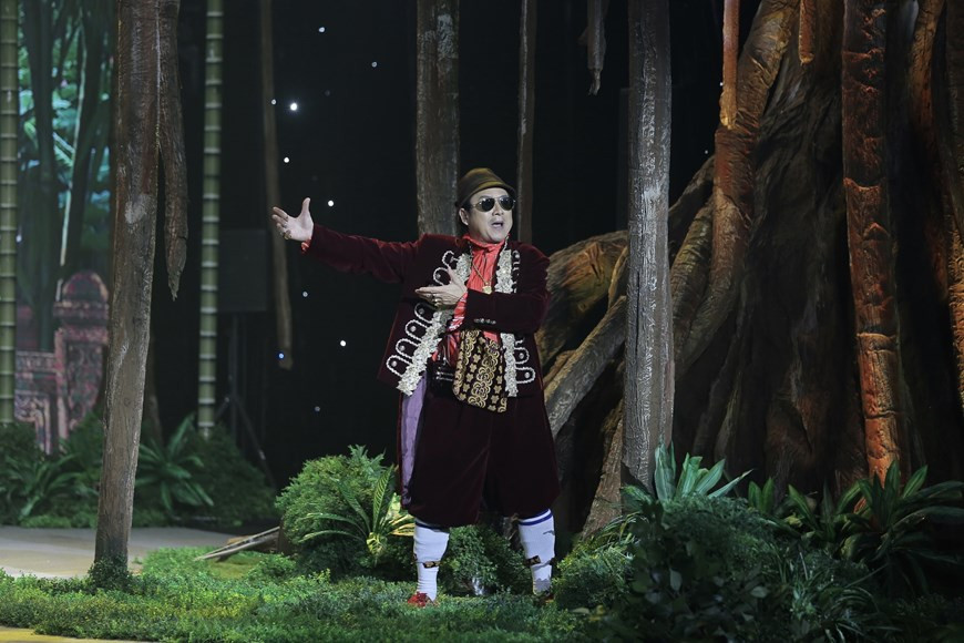  Chi Trung est devenu le ''roi des médias'' lors de ''Rendez-vous de fin d'année'' 2020. 