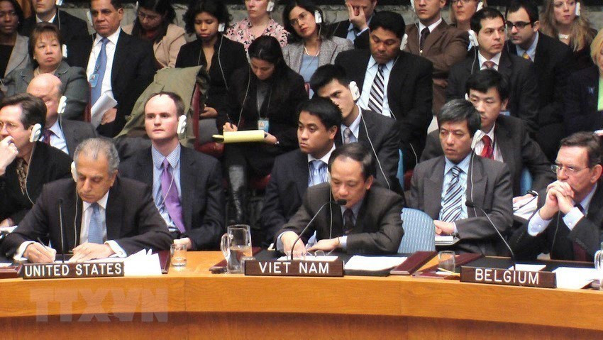  Le 18 février 2008, lors de la réunion du Conseil de sécurité des Nations Unies sur le Kosovo, l'ambassadeur Le Luong Minh, chef de la Mission permanente du Vietnam auprès de l'ONU, a déclaré que le Vietnam soutenait le règlement de la question du Kosovo en vertu de la Résolution 1244 datant le 19 juin 1999 du Conseil de sécurité de l'ONU et a reçu le consensus des parties concernées.