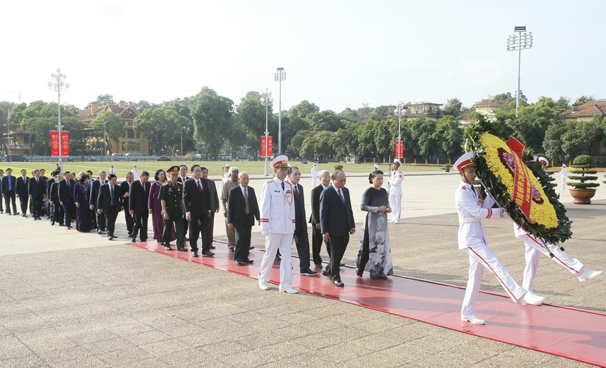  Une délégation des dirigeants du Parti, de l'État, du Front de la Patrie du Vietnam dépose une gerbe de fleurs pour rendre hommage au Président Ho Chi Minh en son mausolée. 