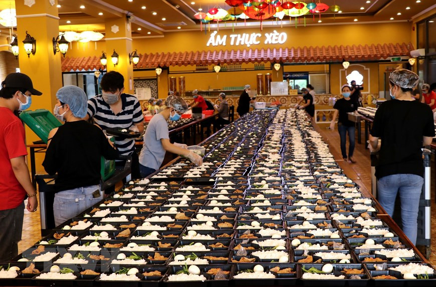  Un restaurant offre des repas gratuits dans l’arrondissement de Son Tra.