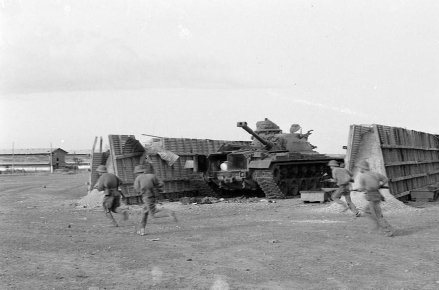 Après 4 jours et nuits de combats, jusqu'au matin du 30 avril 1975, des unités de la division 304 détruisirent toutes les bases de l’énnemi à Nuoc Trong (Long Thanh, Dong Nai), ouvrant la ''porte'' pour les forces d’armée vietnamiennes d’occuper des cibles dans Saigon intra-muros. Ce fut aussi l'une des batailles les plus féroces de la campagne Hô Chi Minh.