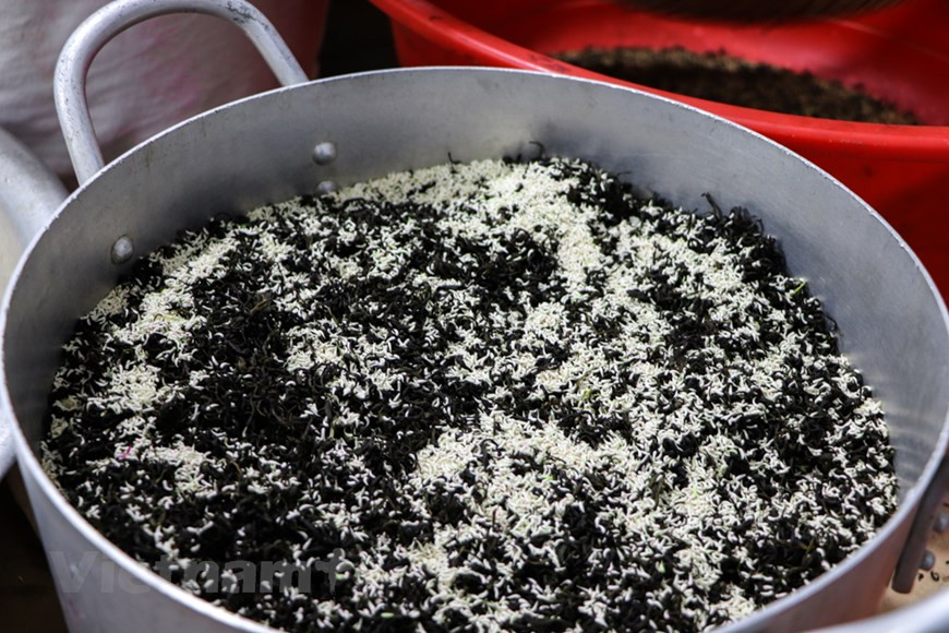  Le thé au lotus fabriqué par les artisans du lac de l’Ouest est du haut de gamme. Il se conserve aussi beaucoup mieux. Pour ceux qui ont toujours la nostalgie du Hanoï d’autrefois, le thé au lotus est un symbole important. Au-delà d’un breuvage simple, trà sen fait de la tradition, la fierté et la quintessence gastronomique des Hanoïens. ''Ma grand-mère me dit que +Tu as beau avoir goûté aux thés du monde entier, rien ne saura jamais rivaliser avec le thé au lotus de Hanoï+'', a rappelé Thuy Linh, une Hanoïenne passionnée par le trà sen. Photo : Vietnamplus