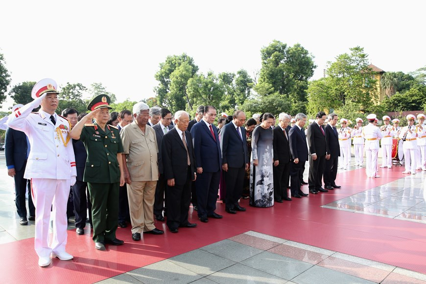  Une délégation du Parti et de l'État dépose une gerbe de fleurs pour commémorer les Héros morts pour la Patrie.