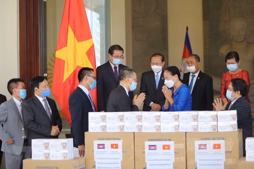  Le 20 mai, à Phnom Penh, l’ambassadeur du Vietnam au Cambodge, Vu Quang Minh, a remis des masques médicaux qui sont des cadeaux de l’Assemblée nationale du Vietnam, à l’Assemblée nationale et au peuple du Cambodge. 