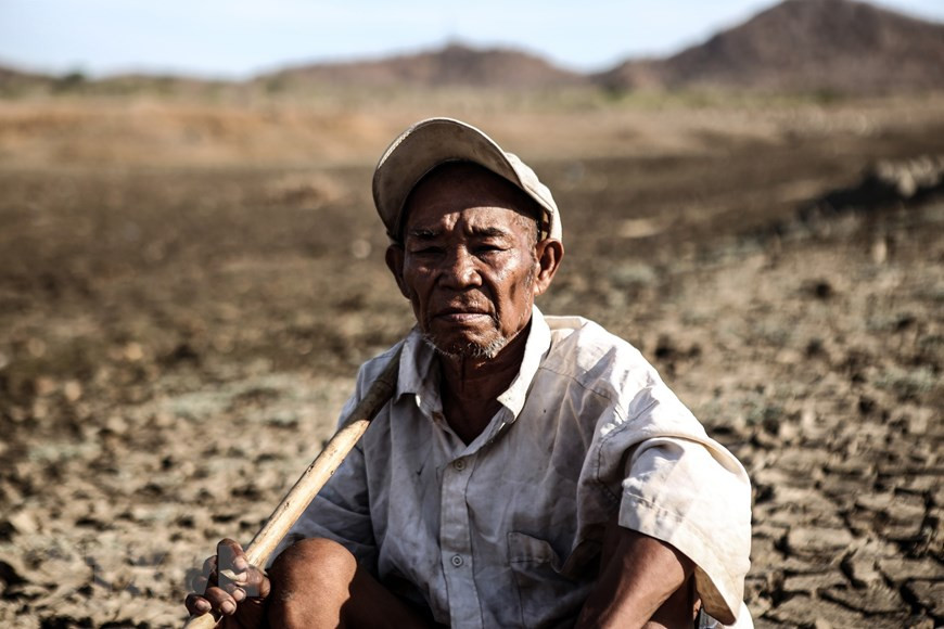 Un paysan s'inquiète pour sa vie en raison de l'impact de la sécheresse prolongée.