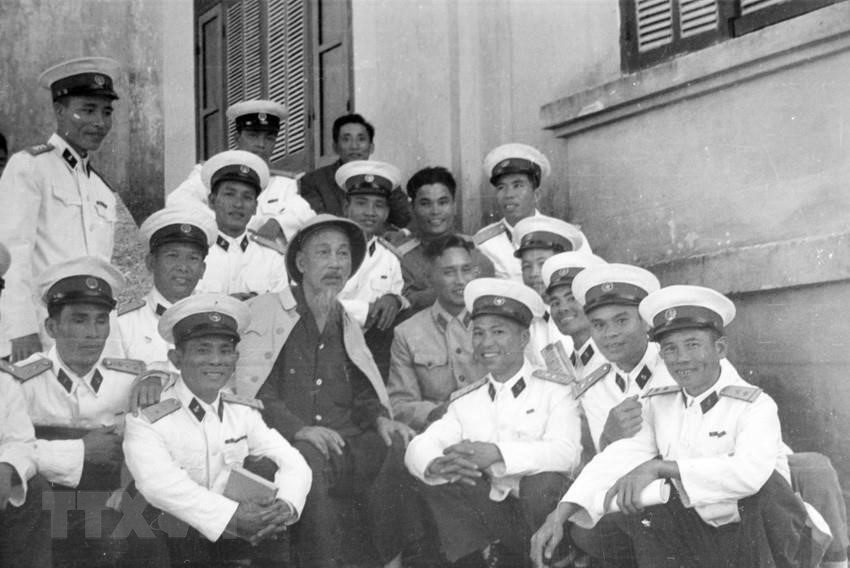  Le Président Ho Chi Minh rend visite aux soldats de la Marine en 1959.