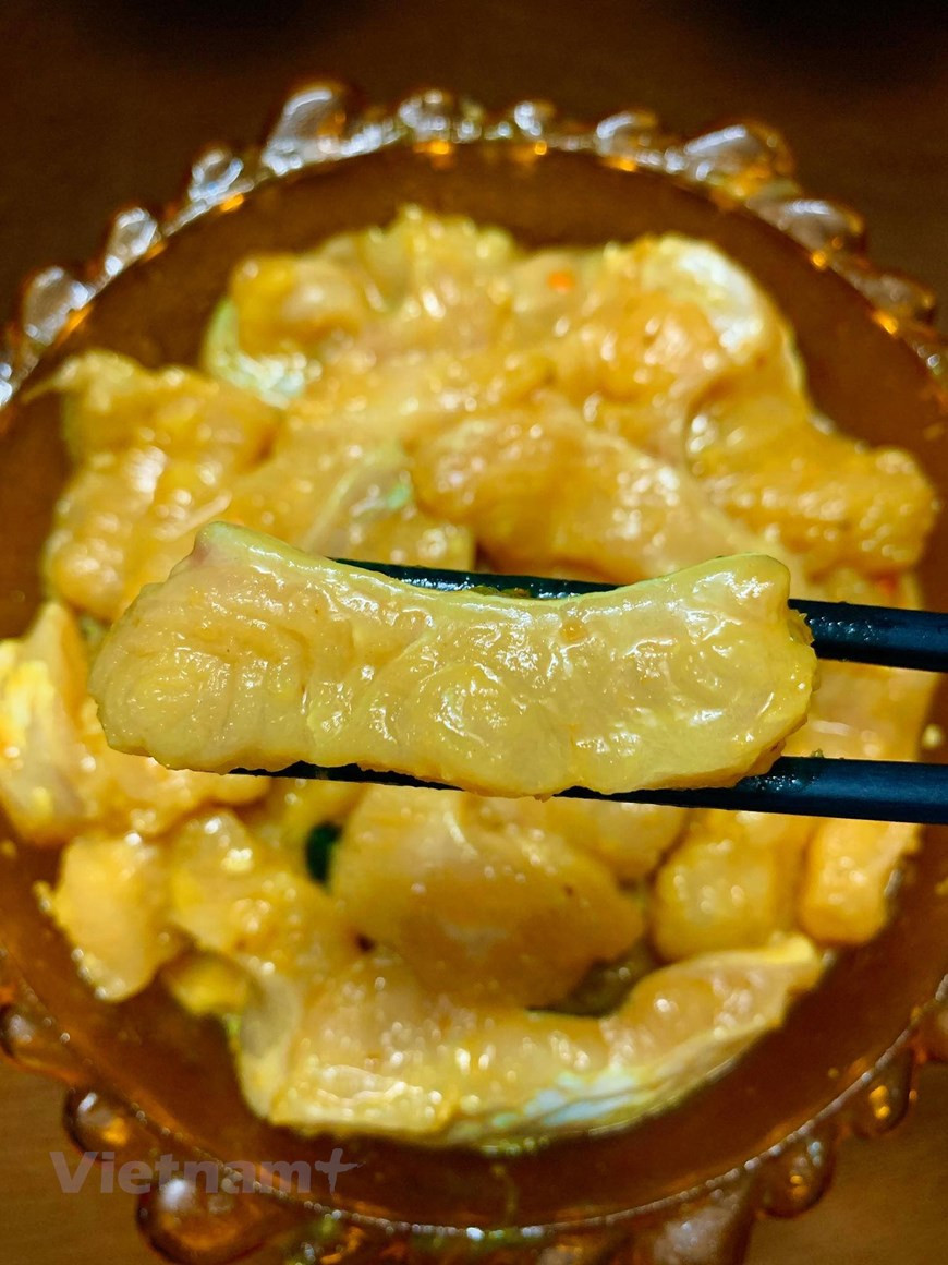  Cœur du plat, cha ca vient du poisson Lang, une sorte d’eau douce populaire au Vietnam qui est prisé pour sa chair dure et délicieuse une fois bien apprêtée. On peut remplacer poisson Lang par ''ca qua'' (ophiocéphale maculé) ou une autre sorte similaire qui sont plutôt moins qualifiés. Pour les grands chefs, le meilleur pour faire du cha ca est le poisson Anh Vu pêché dans la rivière Bach Ha, province de Phu Tho. Pour réussir la cuisson de cha ca, il faut une bonne marinade qu’on utilise petit galanga, curcuma, riz cuit fermenté, poivre et nuoc mam ou saumure de poisson. Le tout se base sur une dose qui est, nul doute, secret de chaque cuisinière. Photo : Vietnamplus