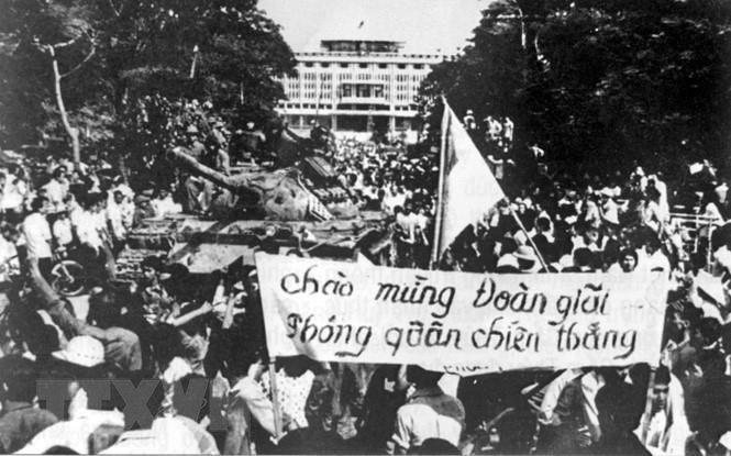  Meeting à Sai Gon pour saluer le Comité d'administration militaire de Saigon, le 7 mai 1975.