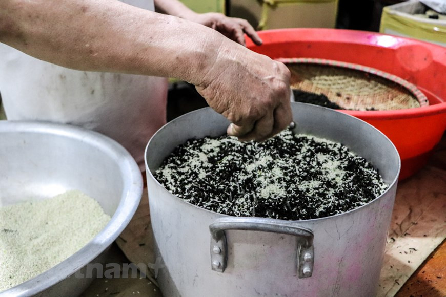  Toutes les étapes doivent être réalisées manuellement. En raison de la minutie et l’exigence de fabrication, le prix s’élève à 7 millions de dôngs le kilo. Malgré son coût exorbitant, la demande dépasse toujours l’offre. Hormis ce thé, la famille de M. Xiem confectionne également de thé au lotus ''immédiat''. Autrement dit, on place une pincée de thé au centre du lotus, puis on emballe dans les feuilles de lotus. La fleur est piquée dans l’eau pendant une nuit afin que le parfum des étamines s’imbibe dans le thé. Chaque fleur est vendue de 30.000 à 80.000 dôngs. Elle est très appréciée des consommateurs. Photo : Vietnamplus