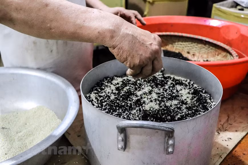  Toutes les étapes doivent être réalisées manuellement. En raison de la minutie et l’exigence de fabrication, le prix s’élève à 7 millions de dôngs le kilo. Malgré son coût exorbitant, la demande dépasse toujours l’offre. Hormis ce thé, la famille de M. Xiem confectionne également de thé au lotus ''immédiat''. Autrement dit, on place une pincée de thé au centre du lotus, puis on emballe dans les feuilles de lotus. La fleur est piquée dans l’eau pendant une nuit afin que le parfum des étamines s’imbibe dans le thé. Chaque fleur est vendue de 30.000 à 80.000 dôngs. Elle est très appréciée des consommateurs. Photo : Vietnamplus 