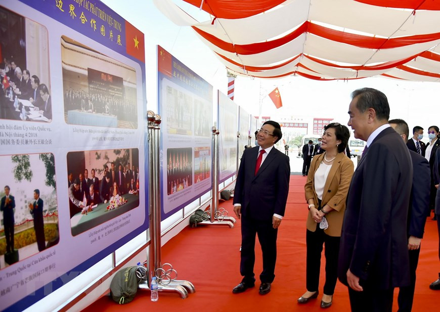  Pham Binh Minh et Wang Yi visitent une exposition de photos sur le processus de délimitation et de bornage de la frontière terrestre entre le Vietnam et la Chine.